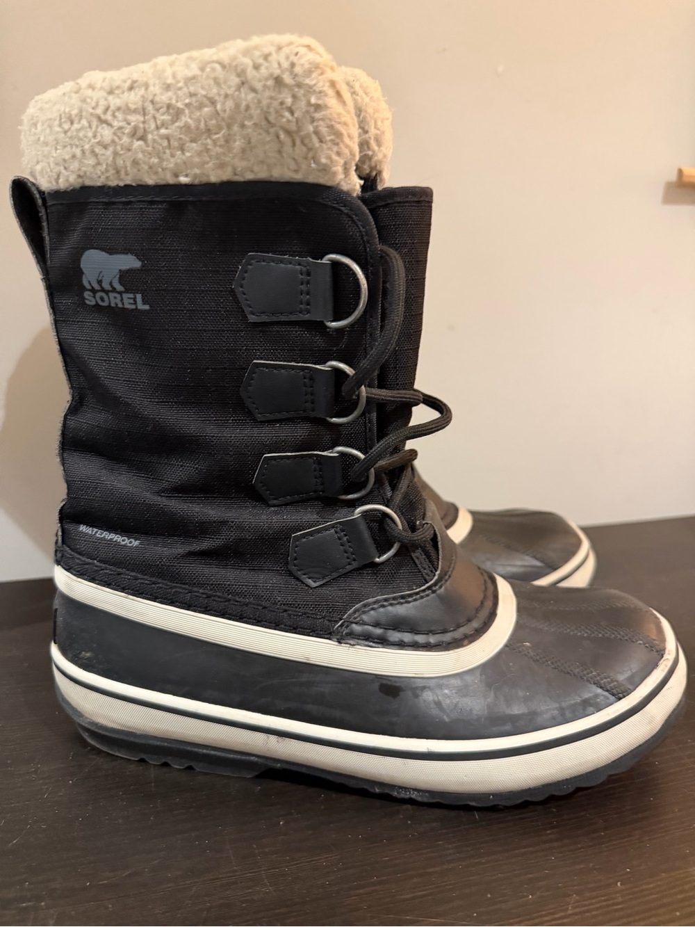Sorel Black Winter Snow Boots with Cream Sherpa Cuff